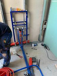 Dabei ein Mehrfamilienhaus mit Abluft Lütung zu installieren &nbsp;&copy;&nbsp;Sanitär & Heizungsbau May