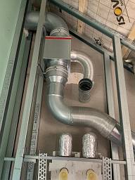 Dabei ein Mehrfamilienhaus mit Abluft Lütung zu installieren &nbsp;&copy;&nbsp;Sanitär & Heizungsbau May