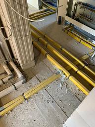 Dabei ein Mehrfamilienhaus mit Abluft Lütung zu installieren &nbsp;&copy;&nbsp;Sanitär & Heizungsbau May