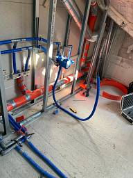 Dabei ein Mehrfamilienhaus mit Abluft Lütung zu installieren &nbsp;&copy;&nbsp;Sanitär & Heizungsbau May